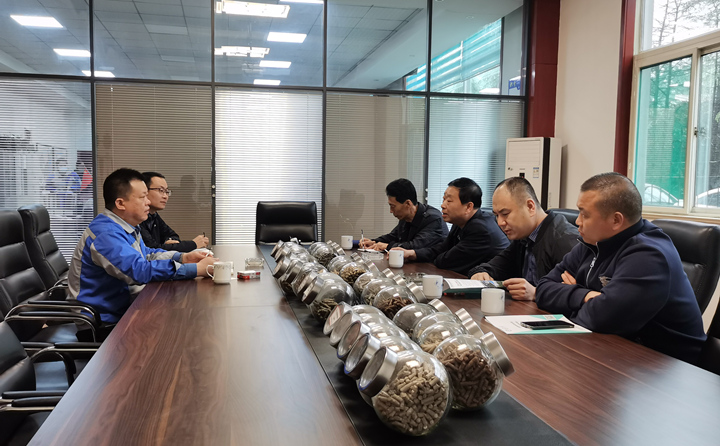 與集團(tuán)總經(jīng)理孫寧波及部門負(fù)責(zé)人座談，就項(xiàng)目建設(shè)、環(huán)境影響、補(bǔ)貼政策等內(nèi)容進(jìn)行了探討交流