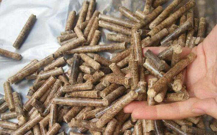 木屑的另一個(gè)作用就是做成燃料顆粒。可能對(duì)于燃料顆粒，有很多人，還是很陌生。要知道木屑顆粒機(jī)加工的燃料顆?？墒悄軌蛴脕?lái)代替煤炭的。